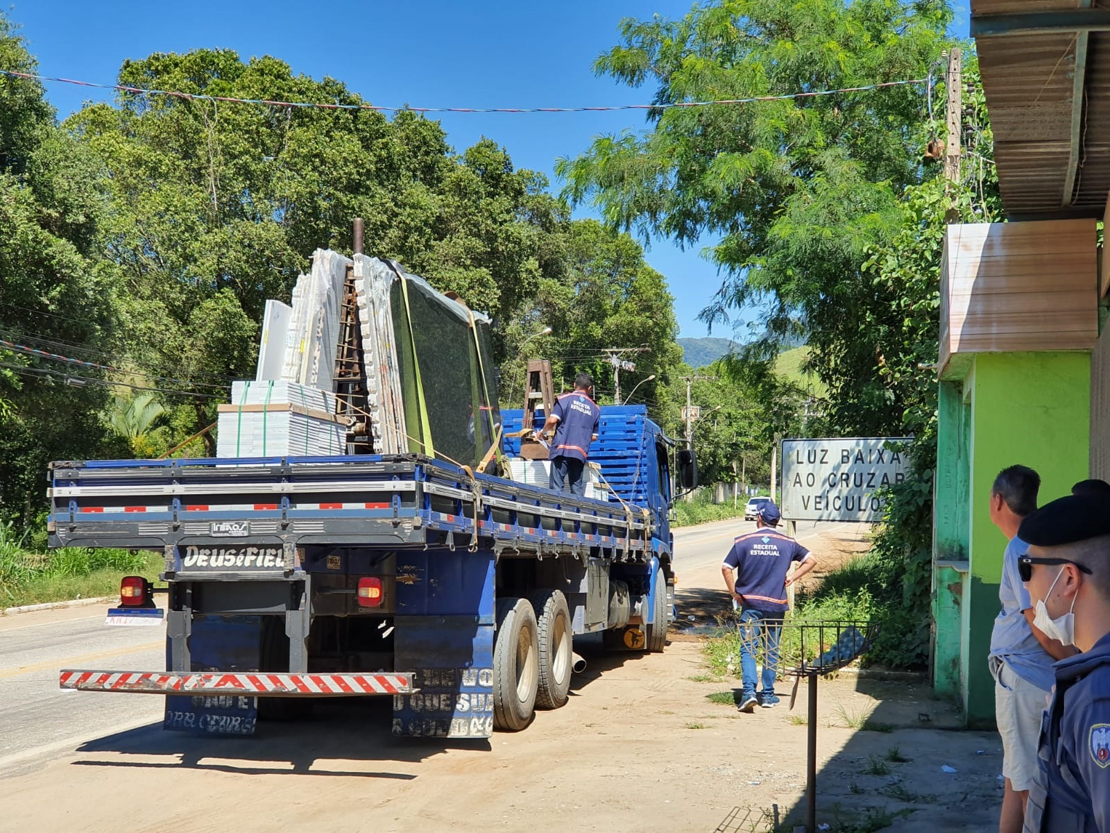 Caminhão com chapas de granito sem nota fiscal é retido pela PRF