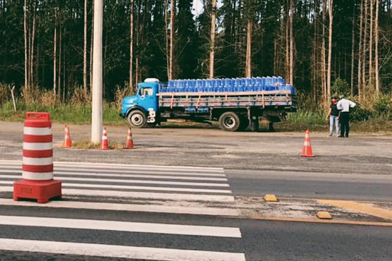 Apreensão de caminhão carregando água