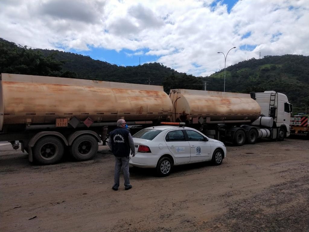 Apreensão de caminhão de álcool