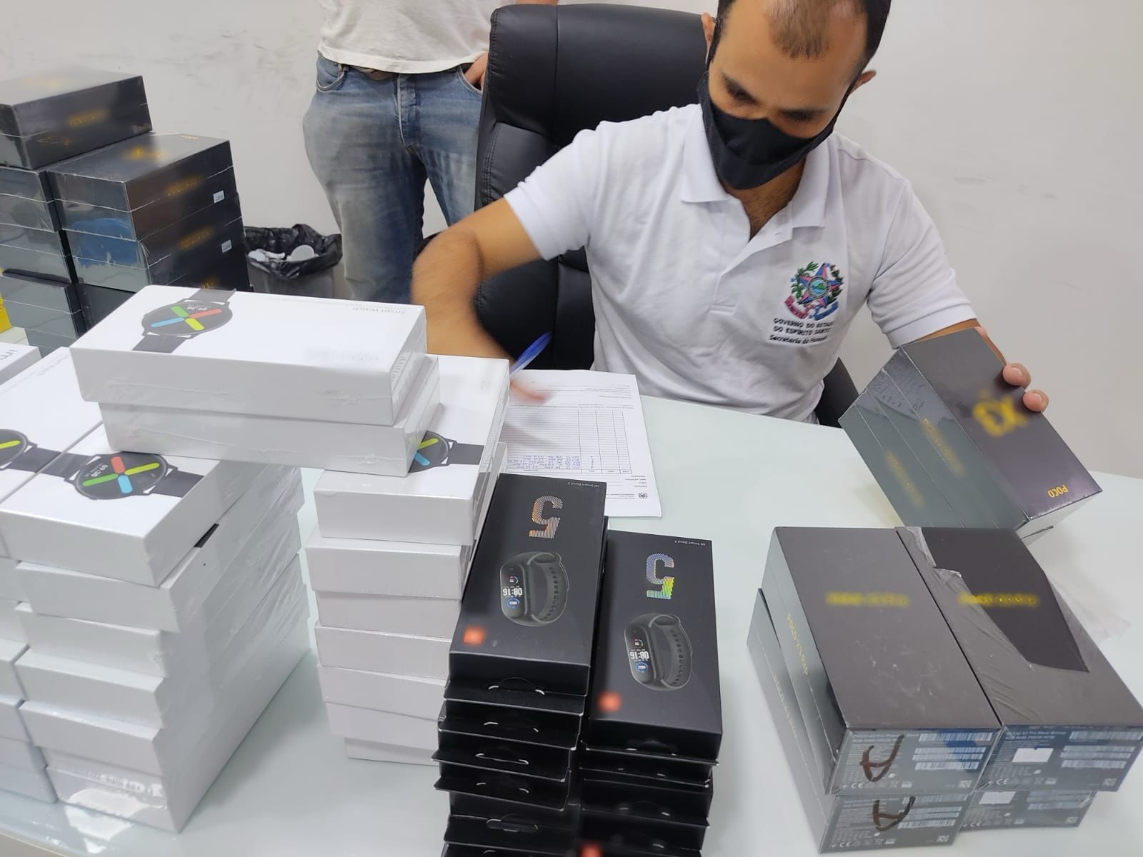 Apreensão de relógios e celulares