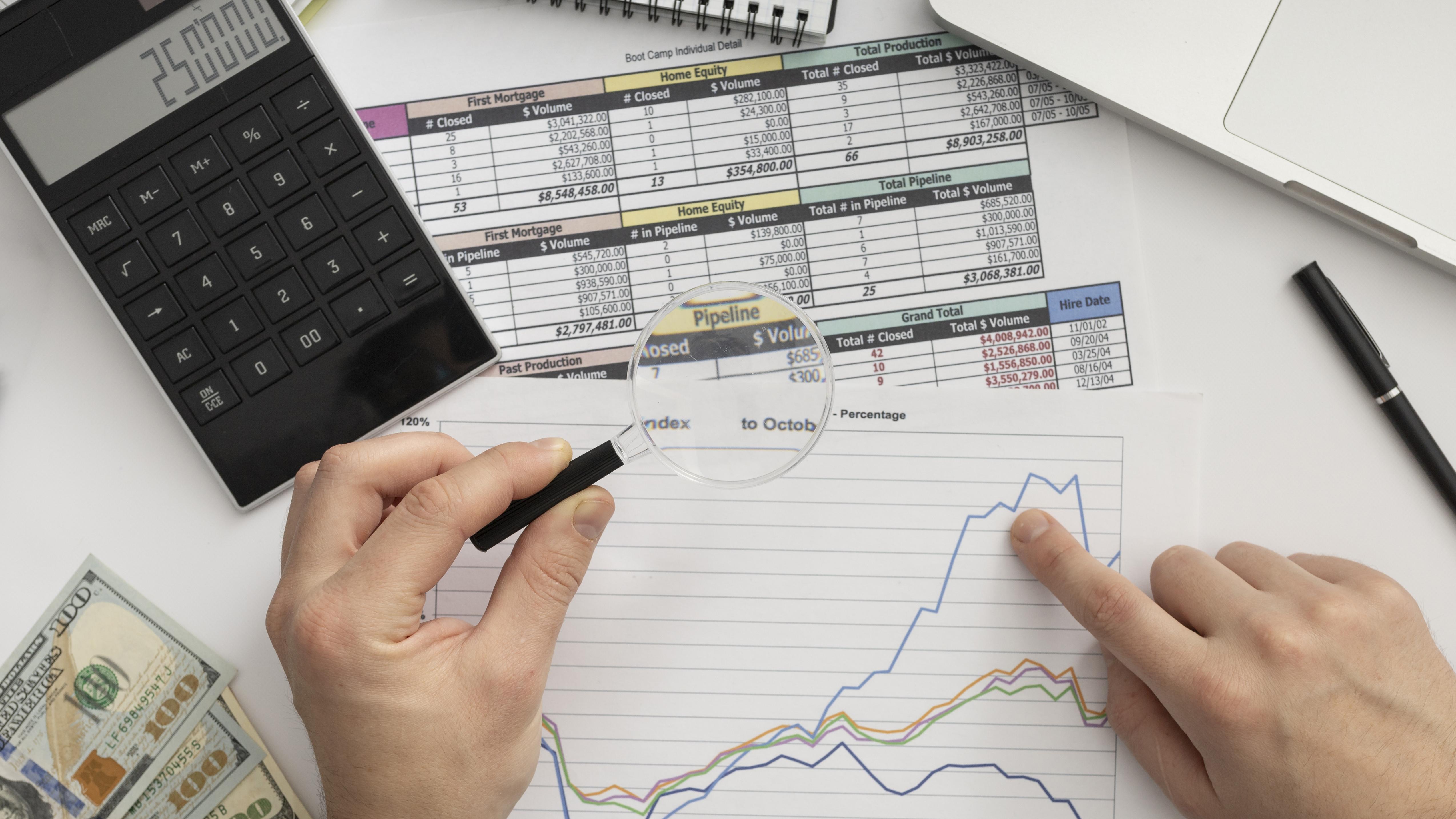Avaliação de dados de empresas FREEPIK|||Fotógrafo:Freepik
