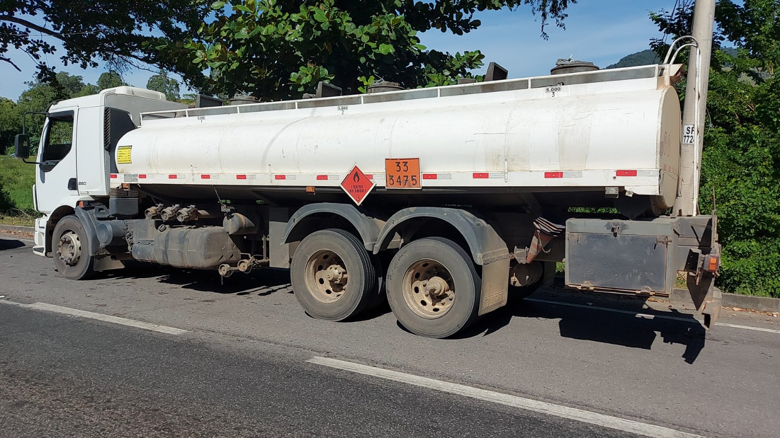 Caminhão transportava gasolina com nota fiscal irregular