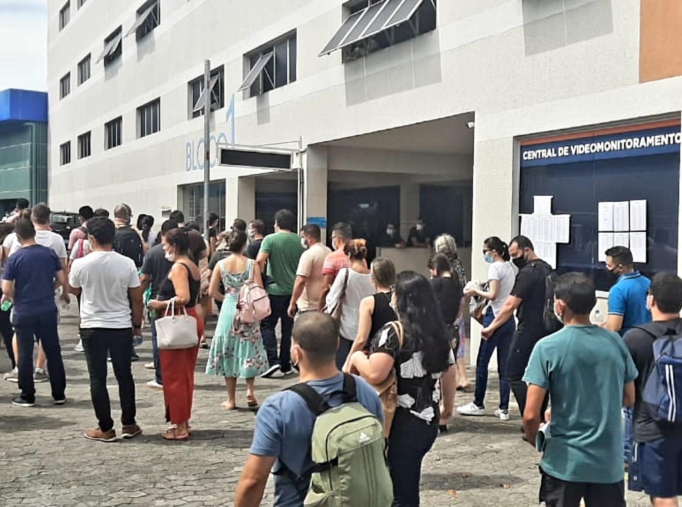 Candidatos esperam para entrar nas salas de aula