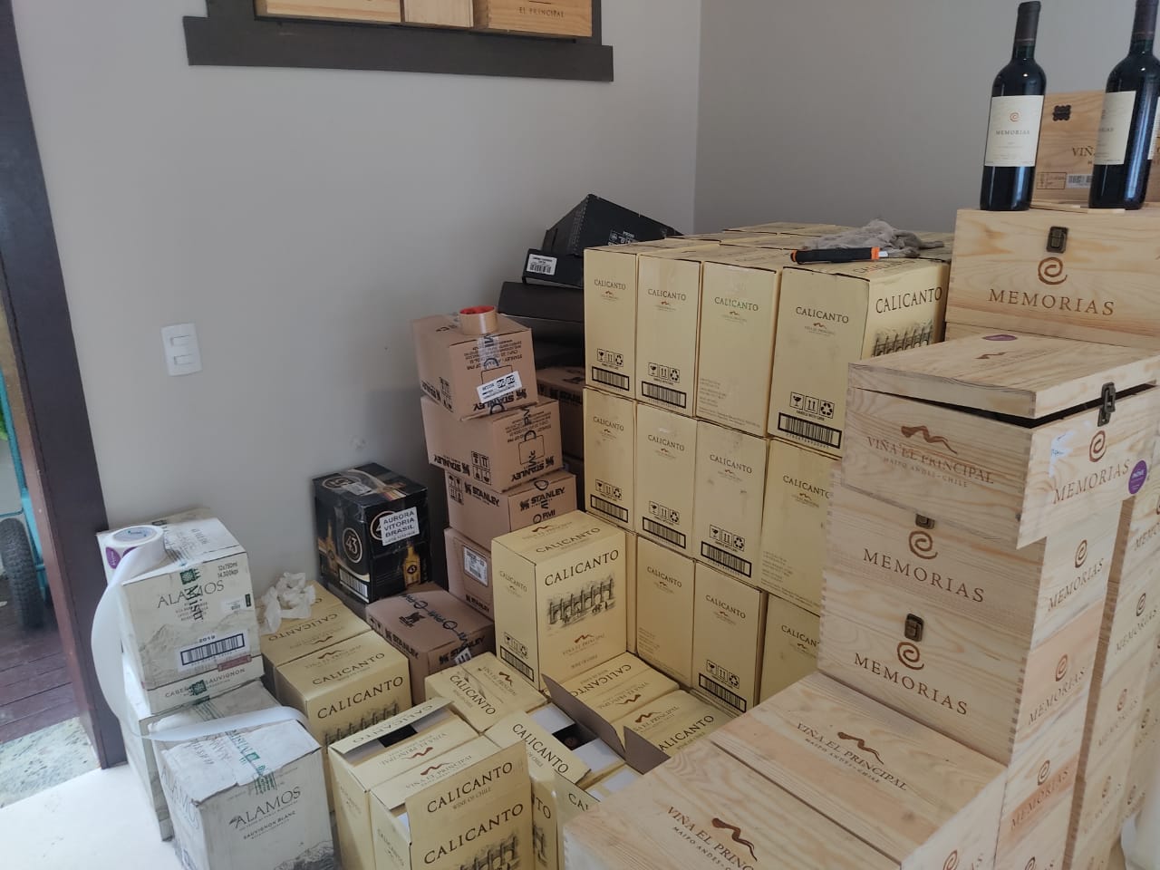 Garrafas de vinho apreendidas