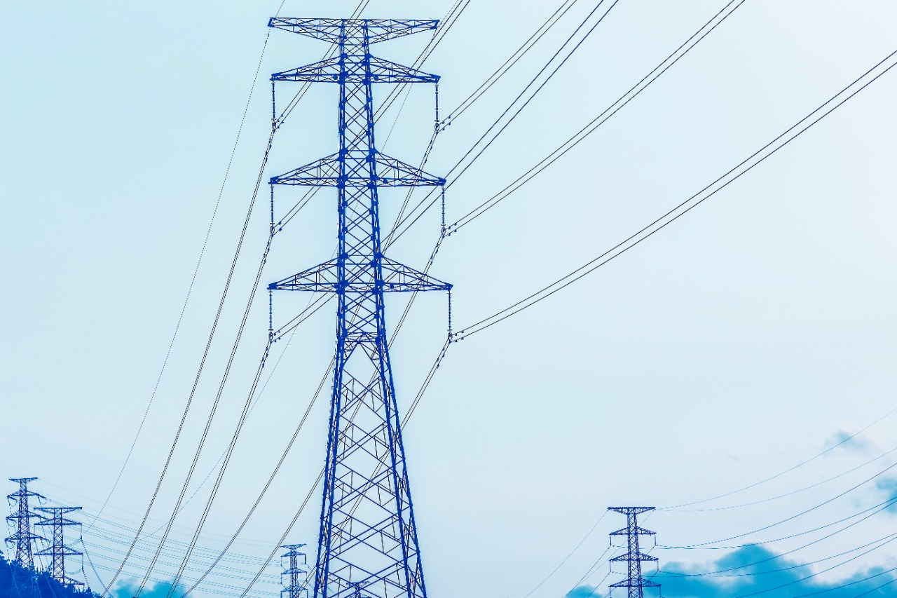 Torres de transmissão de energia elétrica|||Fotógrafo:Freepik