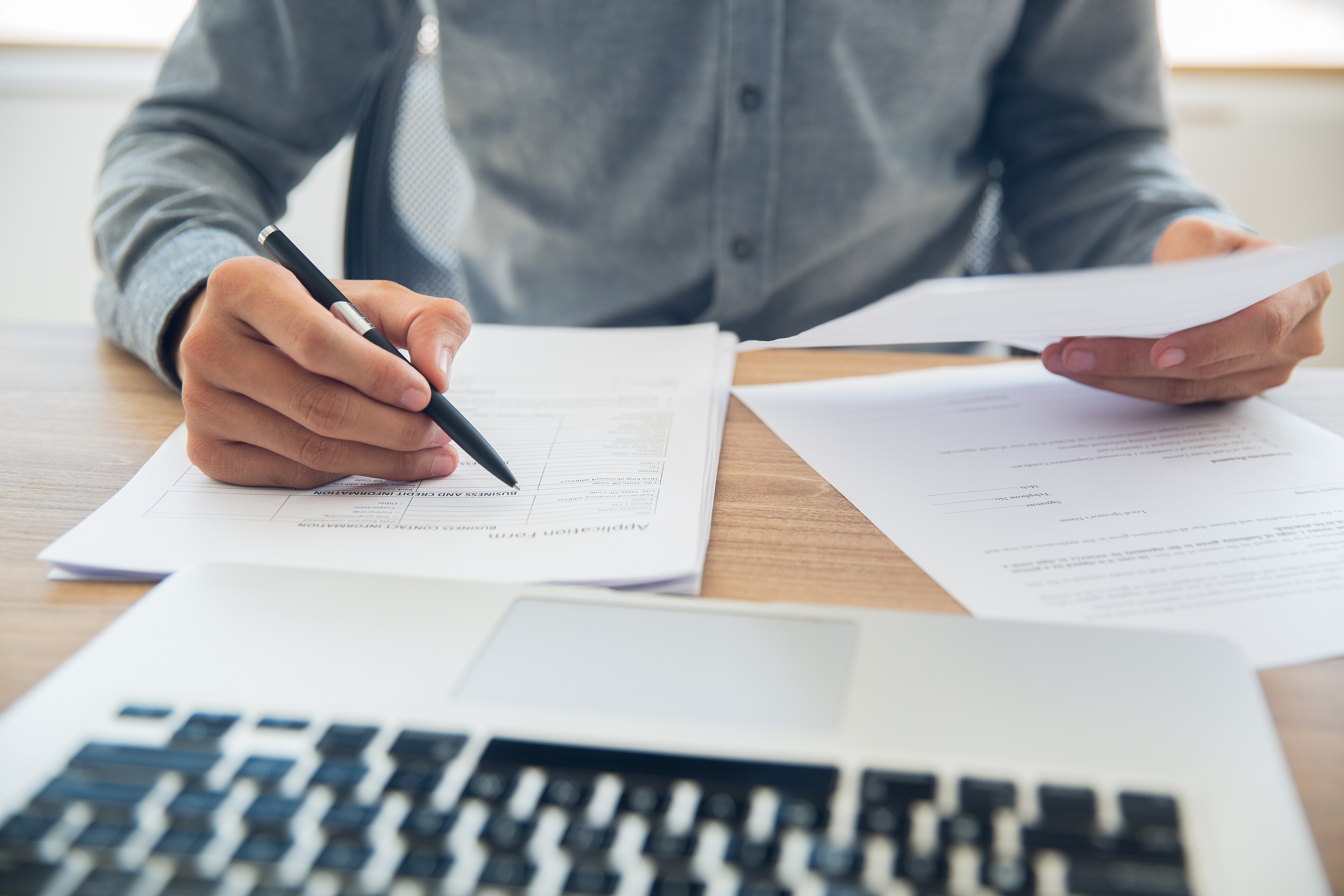 businessman-checking-documents-table|||Fotógrafo:Freepik