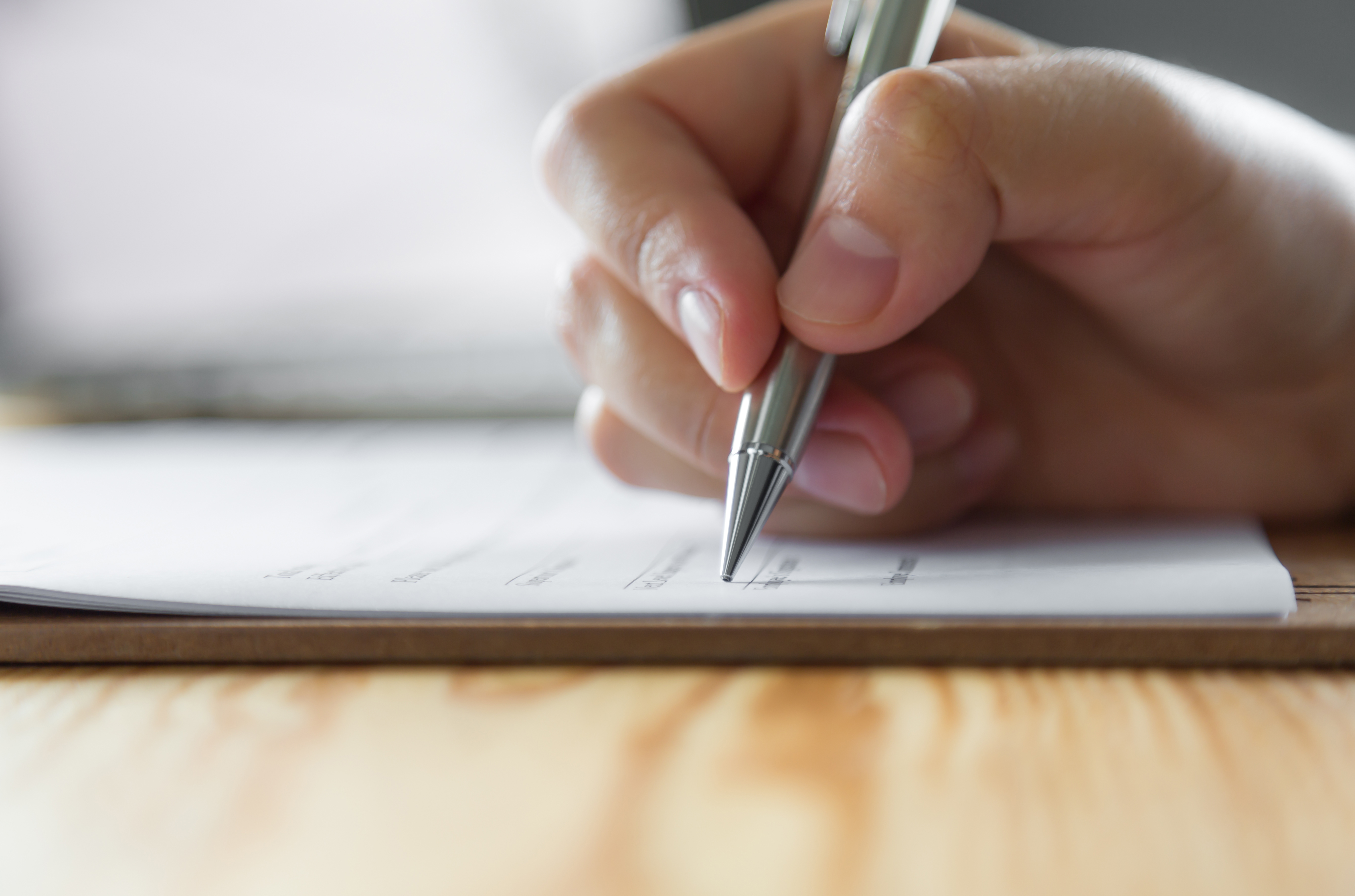 hand-holding-pen-paper