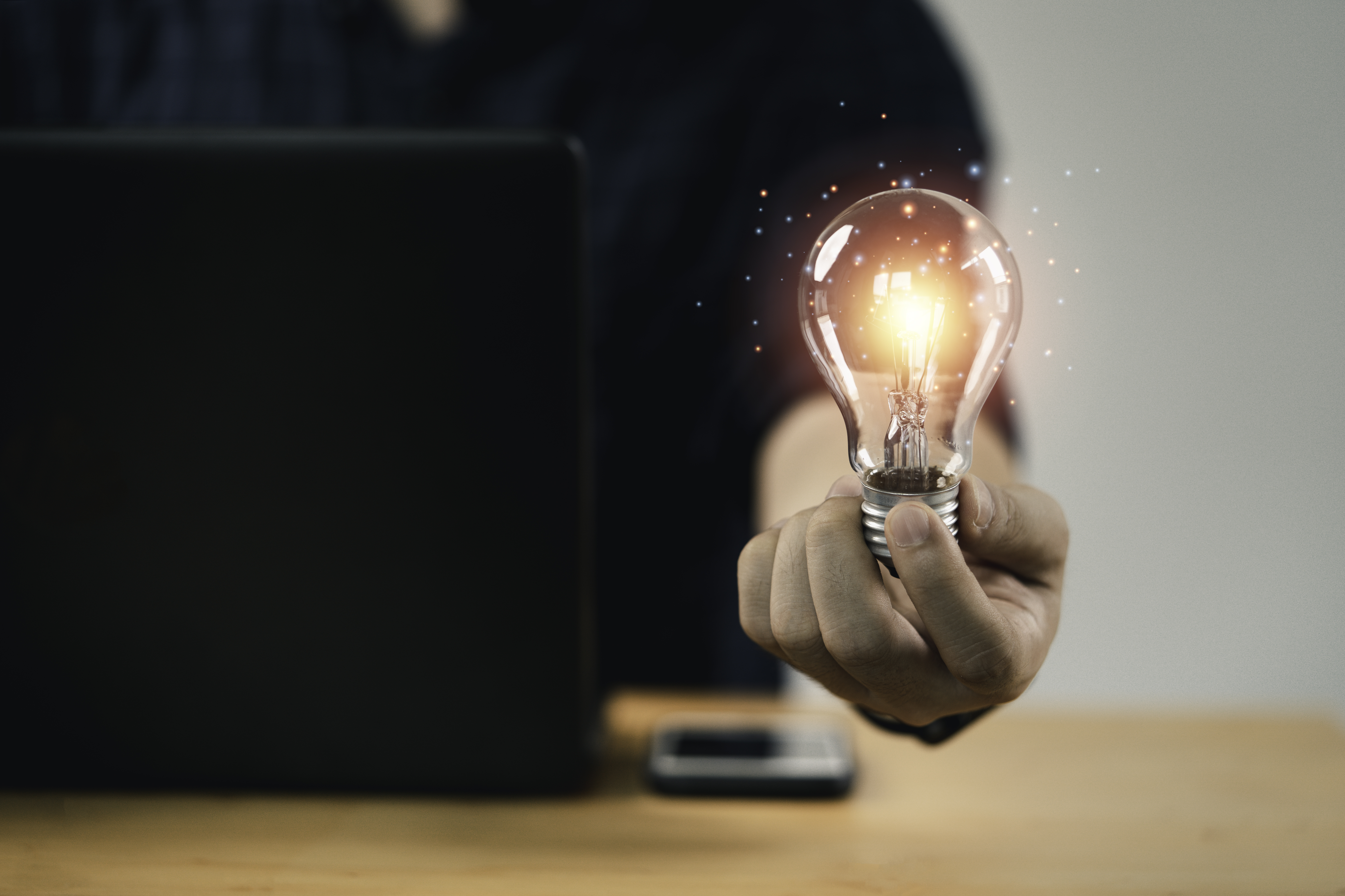 mao-de-empresario-segurando-lampada-com-luz-brilhante-para-pensamento-criativo-criativo-para-inspiracao-e-inovacao-com-conceito-de-rede