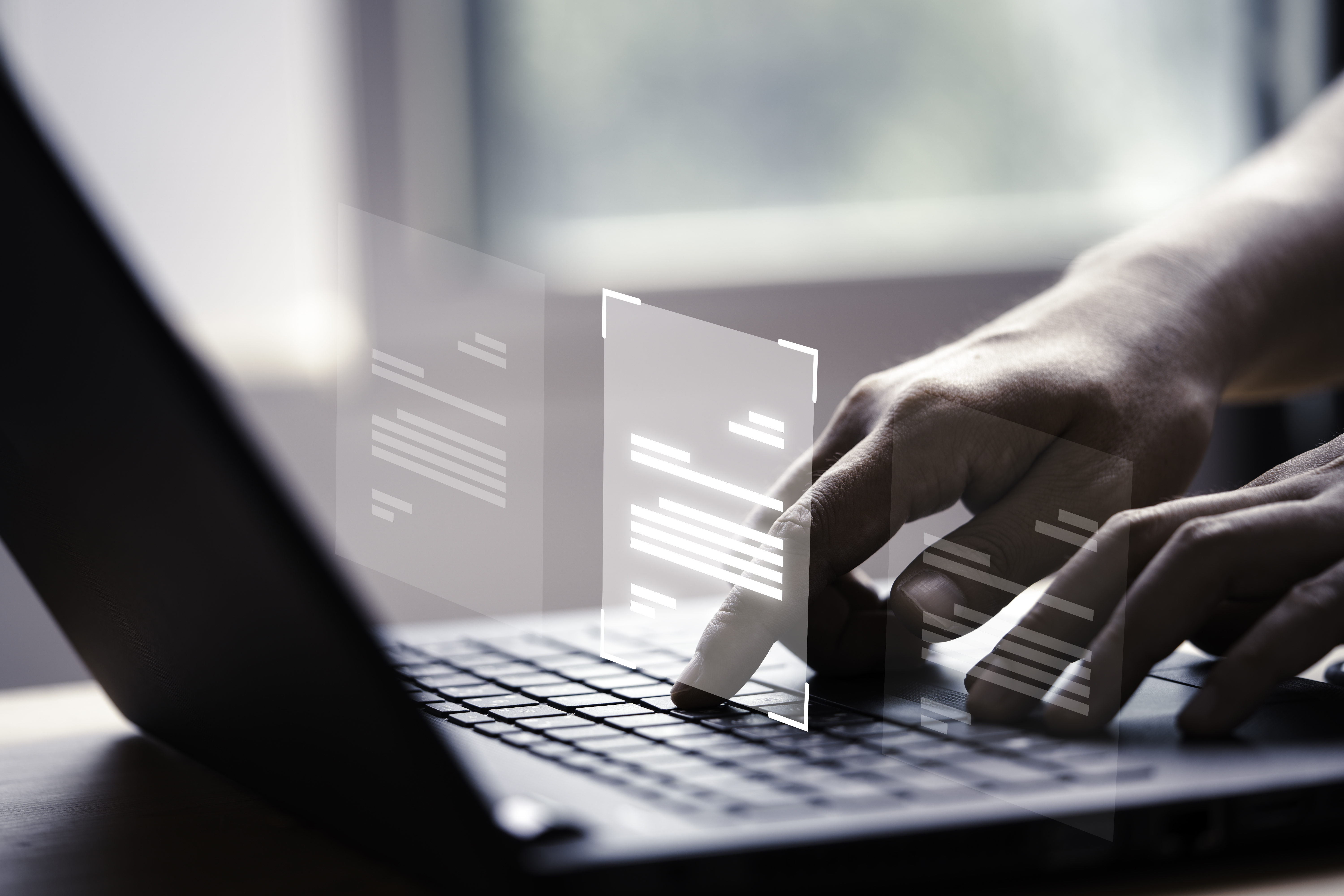 mao-usando-laptop-com-tela-virtual-e-documento-para-aprovacao-on-line-de-garantia-de-qualidade-sem-papel-e-conceito-de-gerenciamento-de-erp