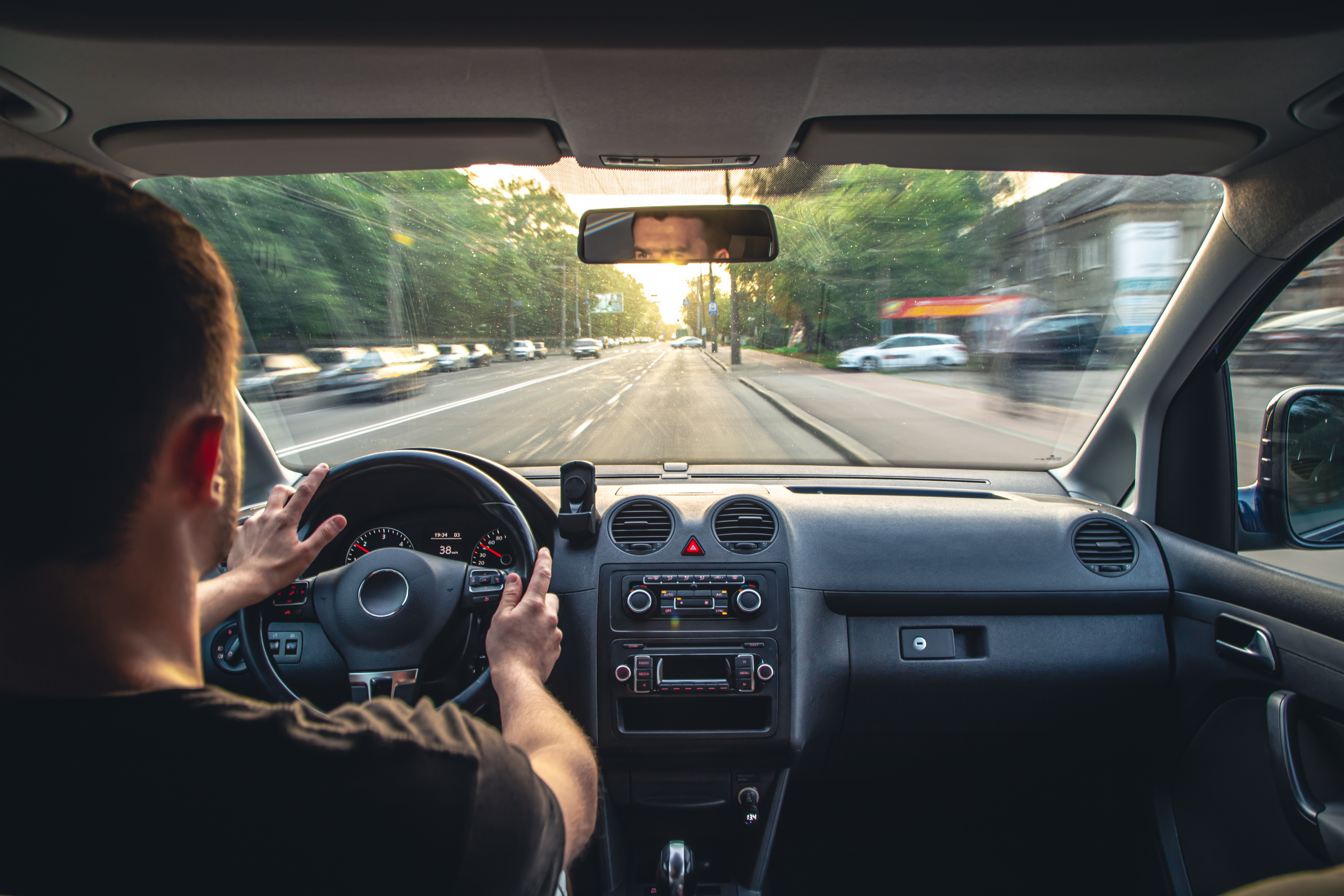maos-no-volante-ao-dirigir-em-alta-velocidade-de-dentro-do-carro|||Fotógrafo:Freepik