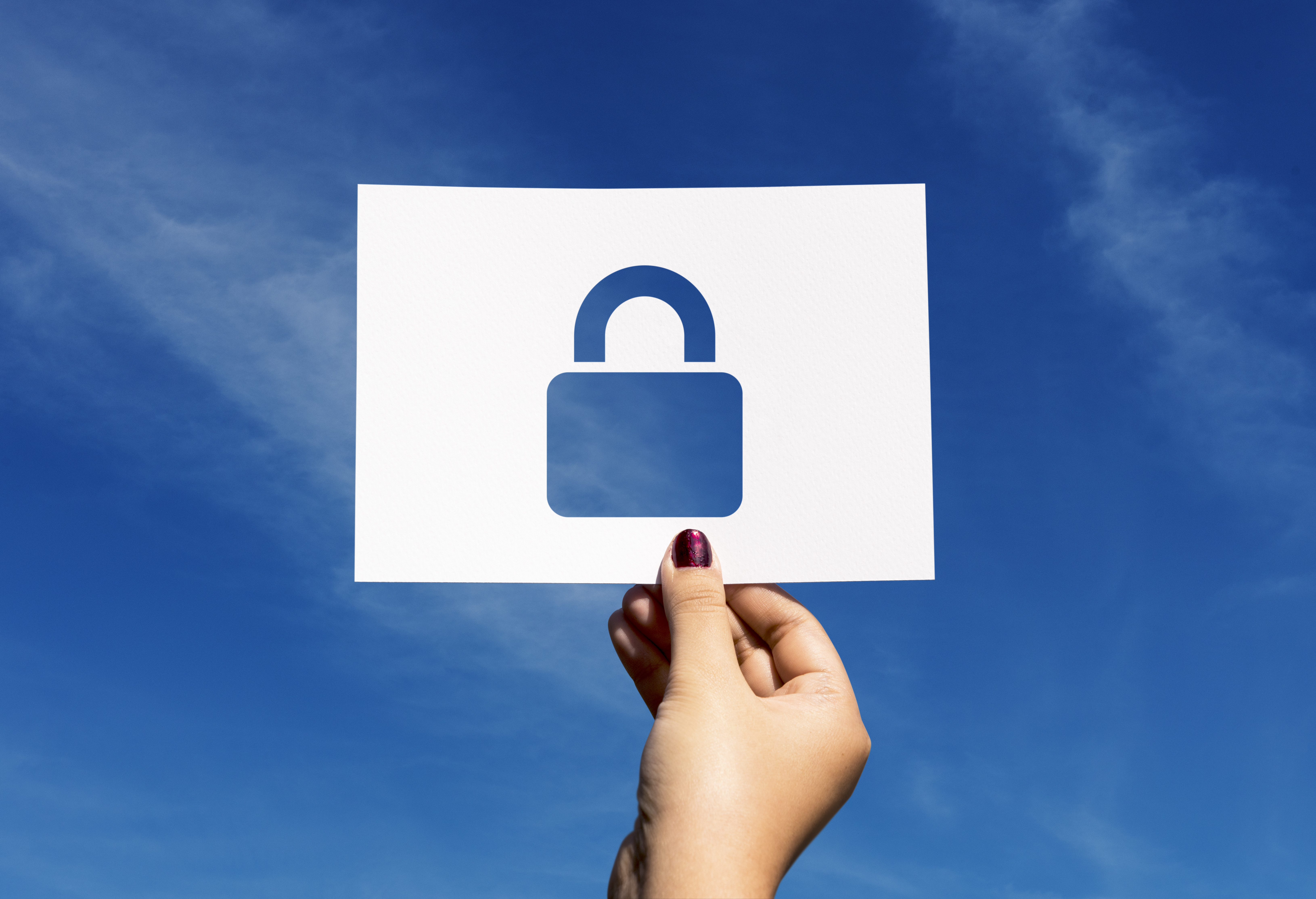 network-security-system-perforated-paper-padlock|||Fotógrafo:Freepik